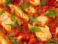 Рецепта Кавърма със свинско месо, чесън, лук, чушки, консервирани домати и подправки в тенджера